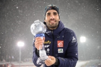 Martin Fourcade oslavuje zisk malého glóbu