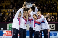České tenistky s trofejí (zleva Lucie Hradecká, Petra Kvitová, Petr Pála, Barbora Strýcová a Karolína Plíšková)
