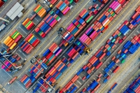 Kontejnery se zbožím připravené na export
