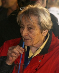 Dana Zátopková jako divačka na závodech v Praze