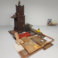 Hlavní bod výstavy - sbírka opotřebovaných předmětů