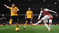 Henrikh Mkhitaryan, střelec vyrovnávací branky Arsenalu a obránce Wolves Matt Doherty.