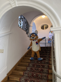 Maskot Borys na zámku Muzeum Beskyd ve Frýdku-Místku, kde se hráli šachy