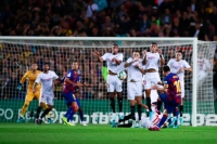 Messi překonává zeď hráčů Sevilly i Lukáše Vaclíka