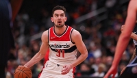 Tomáš Satoranský v zápase, kdy zaznamenal historický double-double.