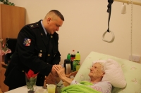 Policisté na Olomoucku darovali seniorům vánoční hvězdy.