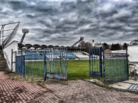 Velké stadiony působí na vesnicích i po letech velmi bizarním dojmem