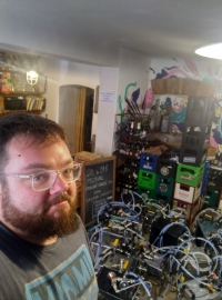 Matúš Krátky ve své pivotéce na předměstí Olomouce