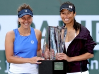 Barbora Strýcová a Sie Šu-wej s trofejí