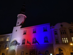 Městská radnice nasvícená barvami české trikolory.