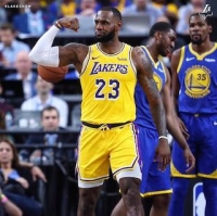 LeBron James hřáč LA Lakers 