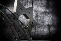 Davidova hvězda a ostnatý drát symbolizující utrpení obětí holocaustu