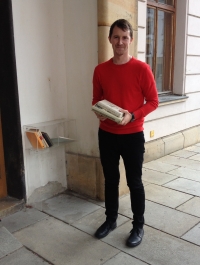 Radim Schubert osobně dohlíží na pestrost nabídky miniknihoven