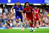 Útočník Liverpoolu Mohamed Salah (vpravo) uniká před forvardem Chelsea Olivierem Giroudem
