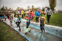 Běžci zdolávající jednu z překážek