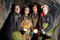 Já a fotograf Dominik (na kraji) po rozhovoru s jeskyňářem. Foceno v absolutní tmě a v ledové vodě po kolena