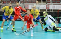 Patrik Suchánek při snaze zblokovat švédskou střelu