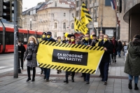 Protestující dav za autonomii vysokých škol na Slovensku