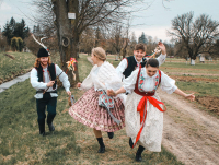 Kořeny v novém světle: Mladí lidé a návrat k tradici