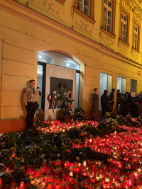 Zapálené svíčky u pamětní desky Sametové revoluce
