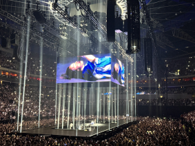 Billie Eilish v O2 aréně během skladby When The Party's Over