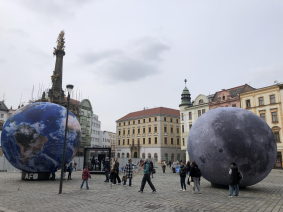 Modely Země a Měsíce na Horním náměstí v Olomouci