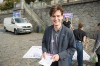 Mluvčí Zakroužkuj ženu Matouš Turek při happeningu na pražské náplavce u Vltavy