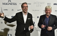 Režisér Julius Ševčík a producent Rudolf Biermann s cenou Český lev za nejlepší film roku, snímek Masaryk