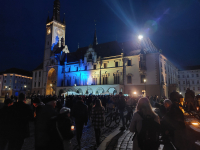 Lidé scházející se zpátky před radnici po olomouckém pochodu 