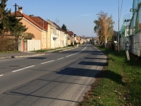 Hlavní ulice procházející Slavonínem, na které se nachází meřič rychlosti