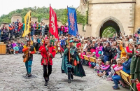 Císařští heroldi vedou průvod Karla IV.