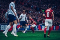 Angličan Dele Alli v souboji s Pavlem Kadeřábkem