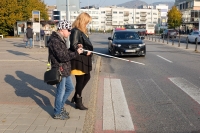 Nevidiaci signalizuje záujem prejsť 