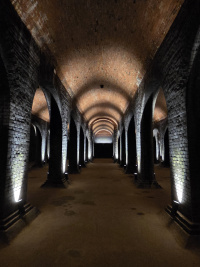 Vstup do vodojemů se nachází na ulici Tvrdého